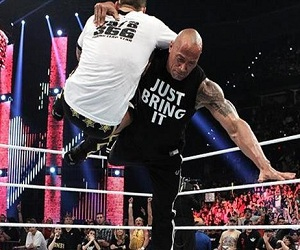 مصر اليوم - ذا روك يدافع عن لقبه أمام بانك في المينشن