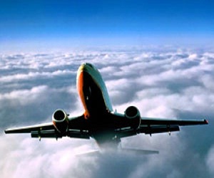   مصر اليوم - طائرة أمريكية تغير مسارها بعد أن أغشي على قائدها