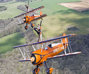   مصر اليوم - فريق نسائي يتحدى الموت على أجنحة الطائرة