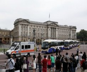   مصر اليوم - توقيف رجل هدد بقطع عنقه أمام قصر باكينغهام