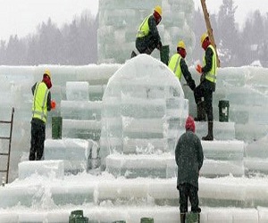   مصر اليوم - سجناء نيويورك يشاركون في مهرجان الشتاء بتماثيل من الثلج