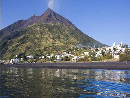   مصر اليوم - جزيرة سترومبولي الصقلية موقع للسياحة وسط البراكين