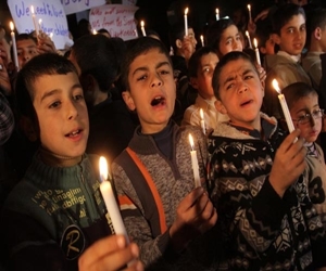 مصر اليوم - مسيرة شموع في جنين تضامنًا مع الأسرى المضربين