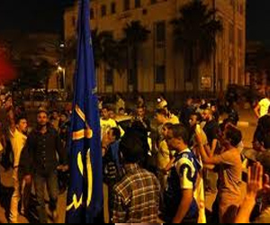   مصر اليوم - عزاء جماعي لشهداء السويس ينتهي بوقفة احتجاجية في ميدان الأربعين