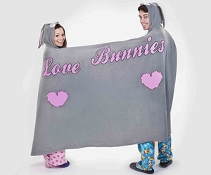   مصر اليوم - The Twosie يتسع لشخصين بـ 4 أذرع و غطائين للرأس