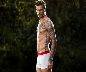   مصر اليوم - بيكهام يبدو وسيمًا في ملابس داخلية للعلامة H & M