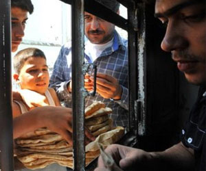   مصر اليوم - السوريون يعيشون على فتات الخبز والدم بعد قصف المخابز