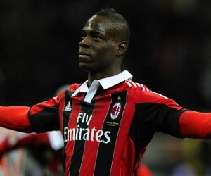   مصر اليوم - بالوتيلي يسحق إبراهيموفيتش في ظهوره الأول