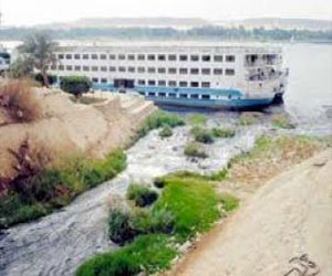   مصر اليوم - تطهير مصرف السيل في أسوان