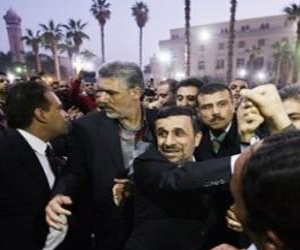   مصر اليوم - سوري يحاول الاعتداء بالحذاء على نجاد