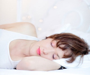   مصر اليوم - مساوئ النوم بالماكياج على البشرة