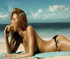   مصر اليوم - نينا أجدال مثيرة ببيكيني ساخن و هي تلتهم البرغر