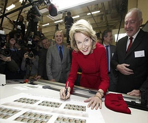   مصر اليوم - البريد البلجيكي يصدر طوابع برائحة الشوكولاتة ونكهتها