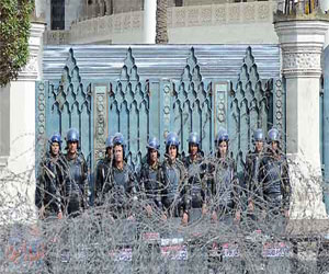   مصر اليوم - محاكمة الرئيس ووزير الداخلية مطالب الثوار أمام الاتحادية