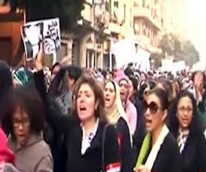   مصر اليوم - وقفة احتجاجية لـجبهة نساء مصر أمام نقابة الصحافيين