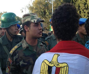   مصر اليوم - الحرس الجمهوري يسحب مجنديه إلى داخل الاتحادية