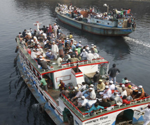   مصر اليوم - عشرات المفقودين في غرق عبارة في بنغلاديش