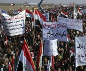   مصر اليوم - العشرات يتوافدون إلى ميدان التحرير للتظاهر تحت شعارجمعة الرحيل