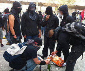   مصر اليوم - بلاك بلوك التونسية تعلن حرب الحرائق على النهضة الإخواني