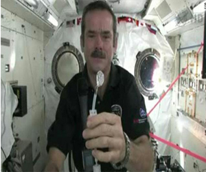   مصر اليوم - كيف تغسل يديك في الفضاء؟