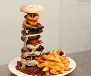   مصر اليوم - مطعم يتحدى الزبائن لإنهاء الـبرغر العملاق في 20 دقيقة