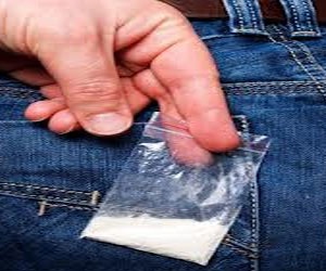   مصر اليوم - أم أميركية تعطي ابنها المخدّرات بقبلة