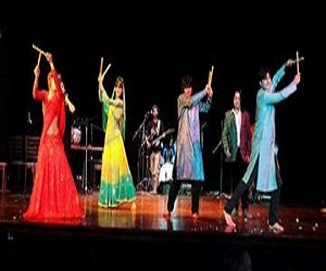   مصر اليوم - فرقة بوليوود الهندية تصنع الفرجة في مسرح باتنة