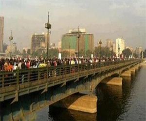   مصر اليوم - سلاسل بشرية لتأبين محمد الجندي على كوبري قصر النيل