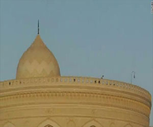 مصر اليوم - فيديو يرصد نصب سلاح فوق القصر الجمهوري