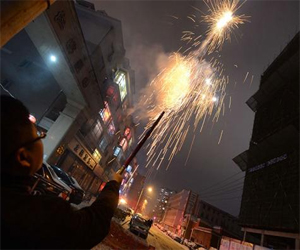   مصر اليوم - الصينيون يحتفلون ببداية سنة الأفعى