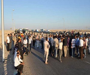   مصر اليوم - أهالي قرية القرنة في الأقصر يقطعون الطريق الزراعي