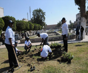 مصر اليوم - مبادرة وزارات بلا أسوار لإزالة ملصقات الحوائط في أسوان