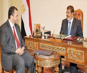   مصر اليوم - مرسي يبحث مع قنديل الملفات الاقتصادية وتحسين الخدمات