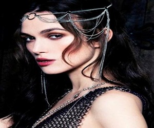   مصر اليوم - كاميرون تبدع تيجانًا للرأس من اللؤلؤ