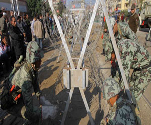   مصر اليوم - الحرس الجمهوري يستعين بالألواح الحديدية لتدعيم بوابات الاتحادية