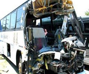 مصر اليوم - مقتل 4 وإصابة 16 في حادث تصادم سيارة أجرة في أتوبيس نقل عام في الإسماعيلية