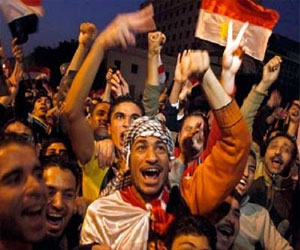   مصر اليوم - العشرات يحيون ذكرى التنحي في السويس بإعلان إسقاط النظام ورفع رغيف الخبز