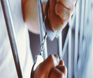   مصر اليوم - ضبط سيدة أثناء محاولتها سرقة مدير ضرائب المنوفية