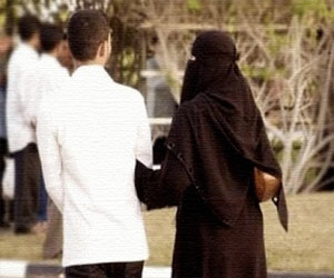   مصر اليوم - منح السعودية المتزوجة من أجنبي حق كفالة أبنائها وزوجها