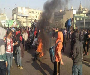 مصر اليوم - عشرات المتظاهرين يقطعون الطريق على كوبري 6 أكتوبر