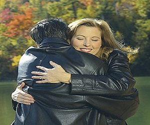   مصر اليوم - ربع البريطانيات تشعرن بالحرج عند معانقة رجالهن في العلن