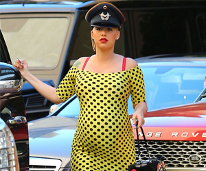   مصر اليوم - أمبر روز رائعة في فستان أصفر بدوائر سوداء