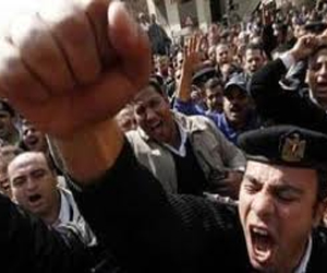   مصر اليوم - وقفة احتجاجية لأمناء الشرطة في التل الكبير احتجاجًا على قانون التظاهر