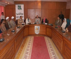   مصر اليوم - المحافظ يسلم عقود أجهزة منزلية إلى عرائس بنى سويف