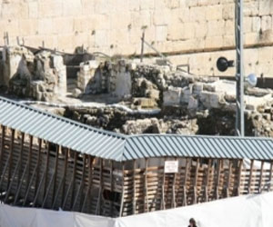   مصر اليوم - الاحتلال يبني جسرًا خشبيًا على تلة المغاربة في القدس