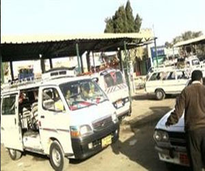   مصر اليوم - سائقو الأجرة في الأقصر يقطعون طريق أسوان لنقص السولار