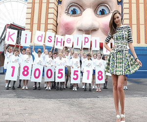   مصر اليوم - ميرندا كير رائعة بفستان أظهر ساقيها الطويلتين