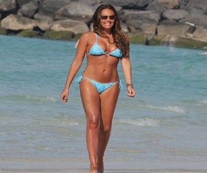   مصر اليوم - تمارا ايكلستون في بيكيني أزرق على شواطئ دبي