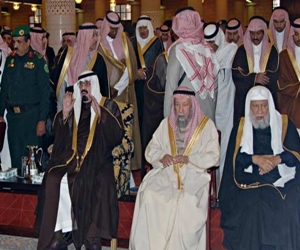 مصر اليوم - الملك عبدالله يؤدي صلاة الميت على أمير الرياض