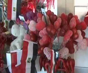   مصر اليوم - المصريون يحتفلون بـعيد الحب رغم تحريم السلفيين له